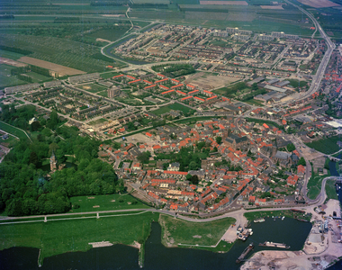 835187 Luchtfoto van Wijk bij Duurstede met linksonder het kasteel Duurstede.